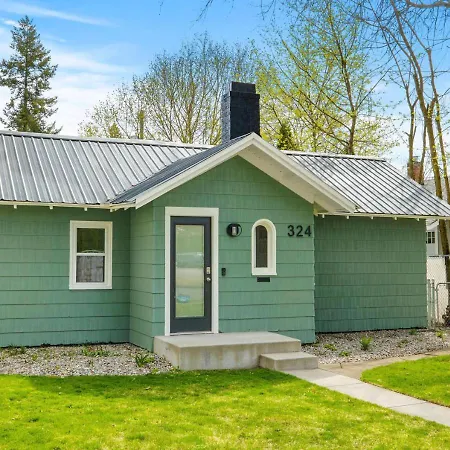 Gorgeous Downtown Bungalow Villa